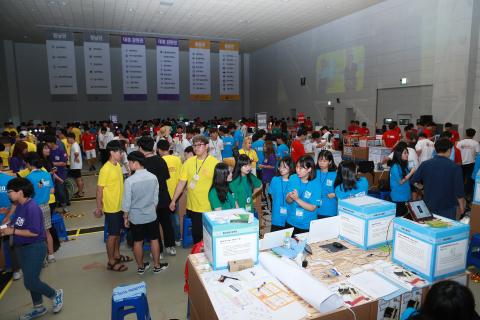 2017 대한민국 청소년 창업경진대회 부스를 만들고 있는 참가 학생들의 사진입니다. 