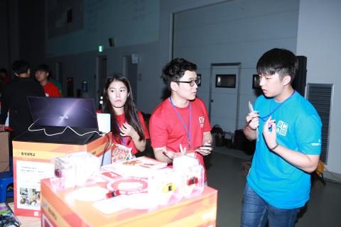 2017 대한민국 청소년 창업경진대회 참가 학생과 설명을 듣는 학생의 사진입니다.