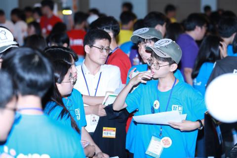 2017 대한민국 청소년 창업경진대회 참가 학생과 설명을 듣는 심사위원 사진입니다.