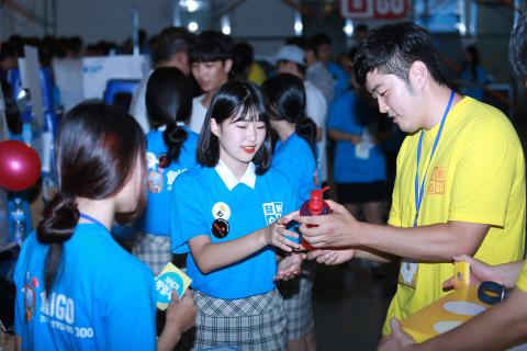 2017 대한민국 청소년 창업경진대회 참가 학생들끼리 교류하고 있는 사진입니다.
